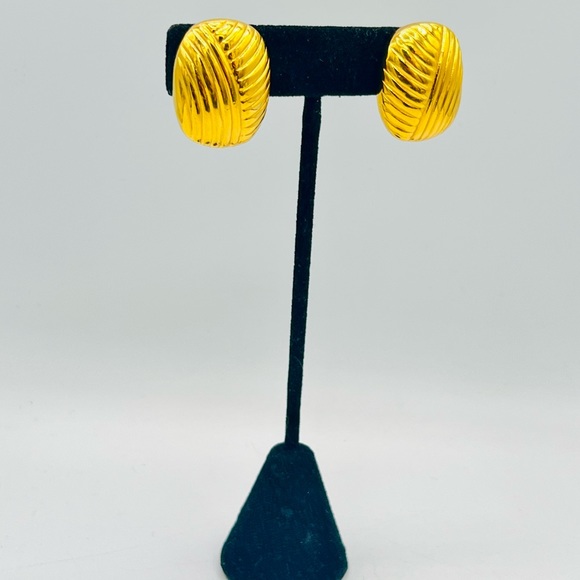 Vintage CHRISTIAN DIOR gold clip on earrings - Picture 5 of 13